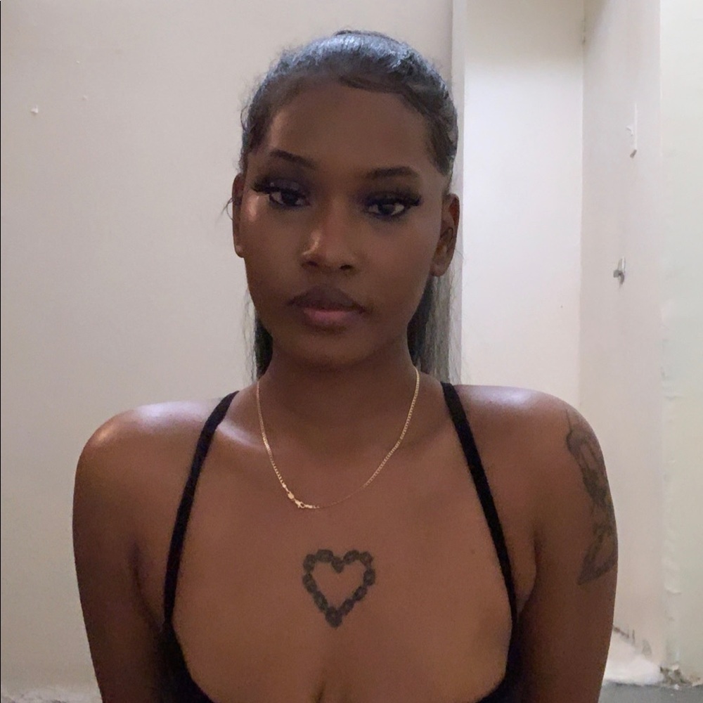 Meet your Posher, Naika